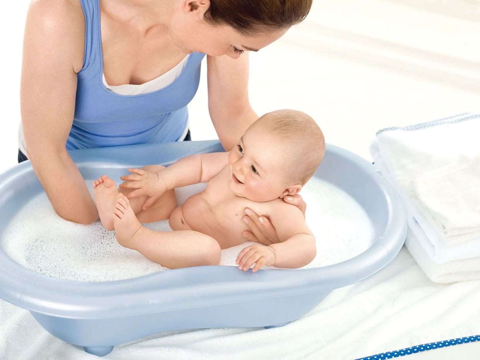 Bébé dans son bain