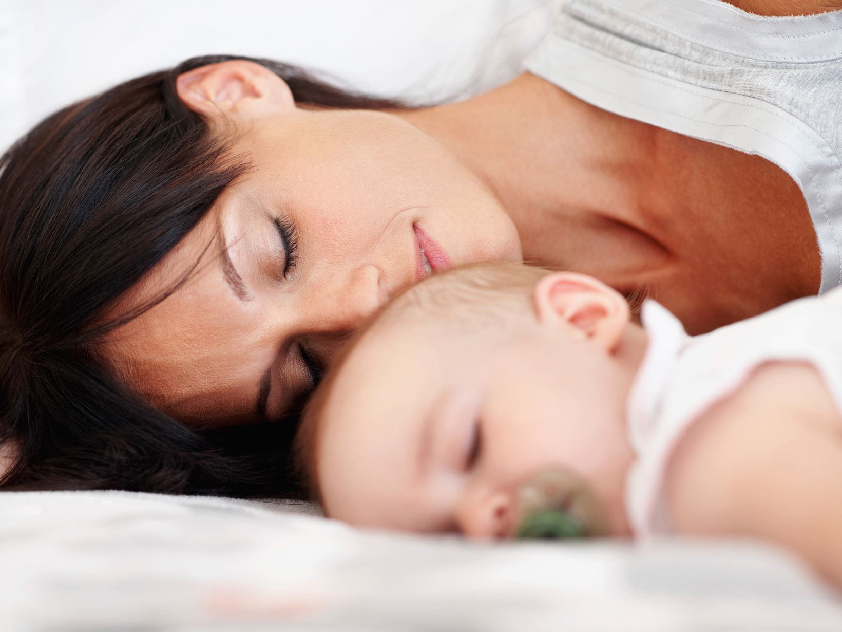 Фото спящей матери. Малыш и мама. Мама с ребенком сон. Мать с грудным ребенком.
