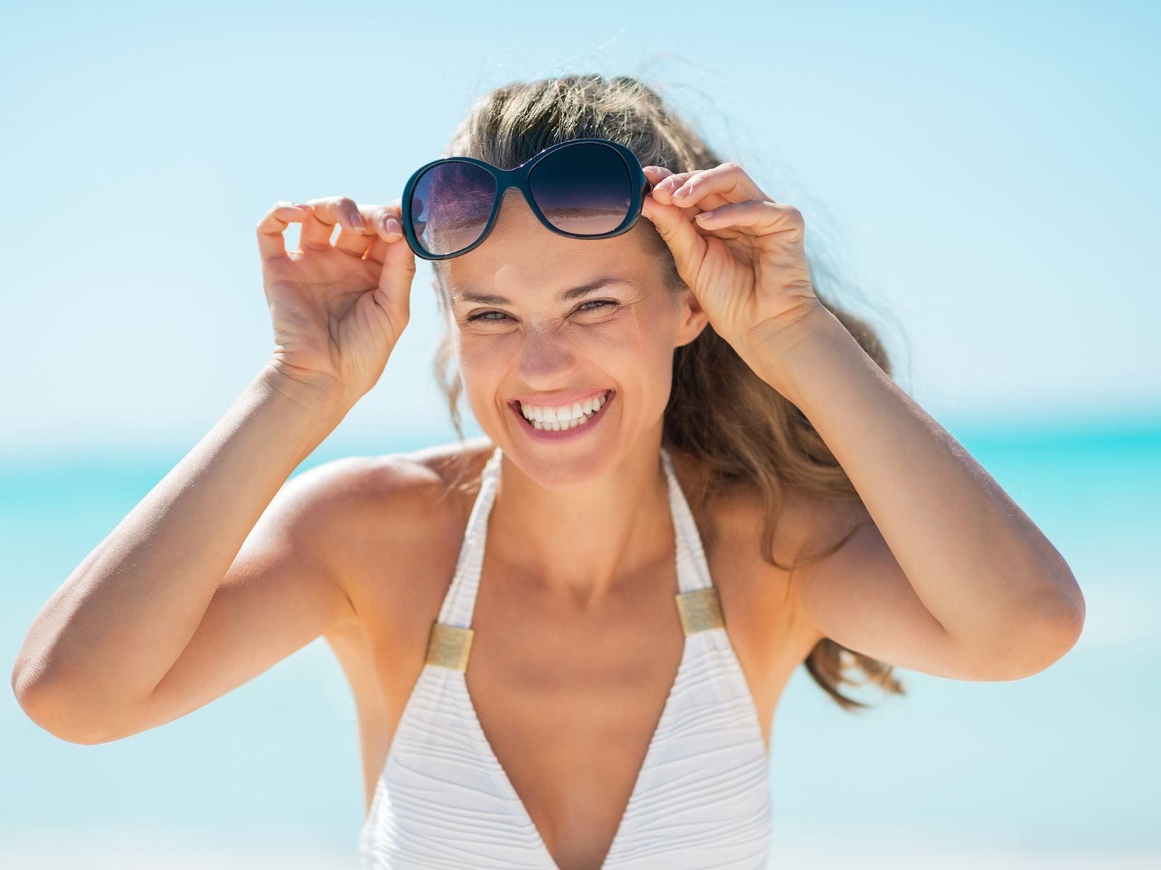 mujer-sonriendo-en-la-playa