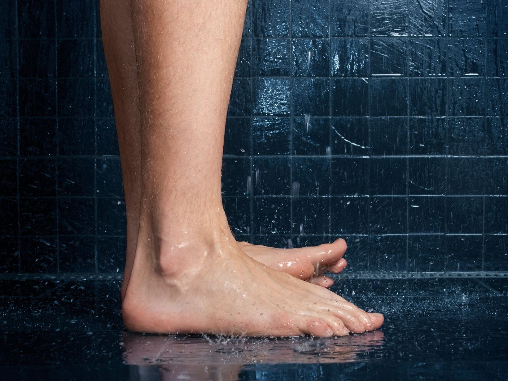 Мыть ноги холодной водой. Стопы в воде. Обливание ног холодной водой. Ноги в холодной воде.