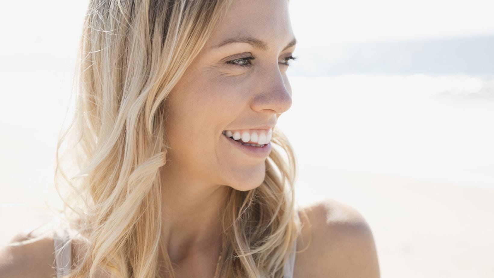 Chica sonriendo al sol. NIVEA