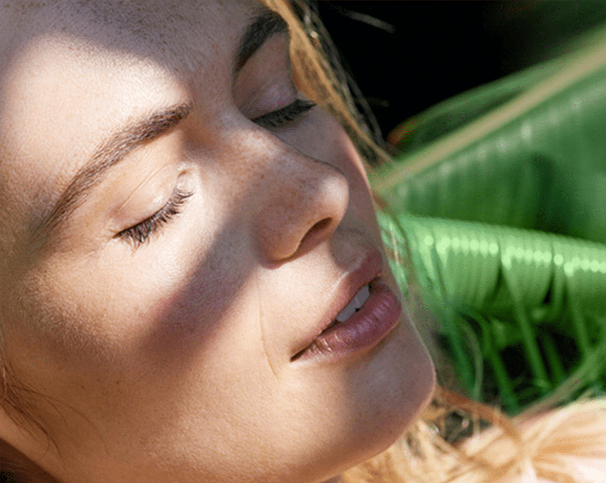 mujer tomando sol