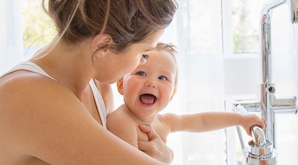 Babyhaare mit Babyshampoo richtig pflegen