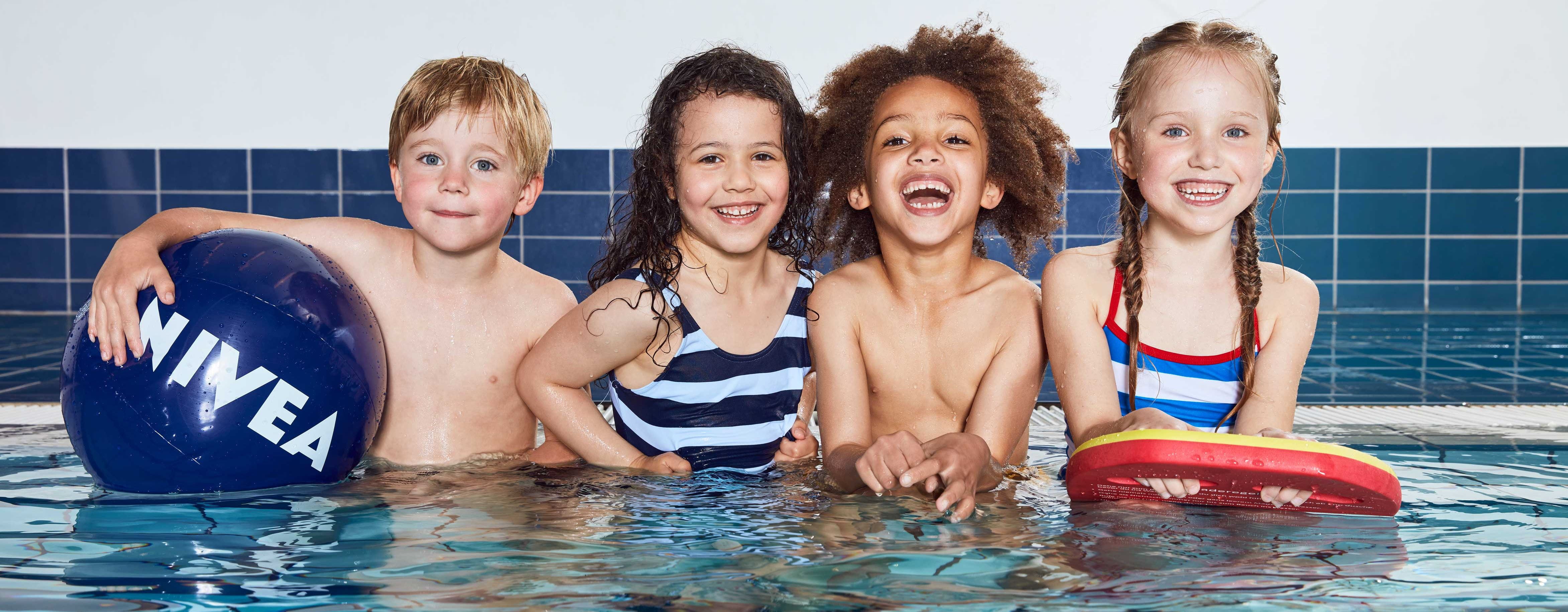 NIVEA Kids haben Spaß im Pool