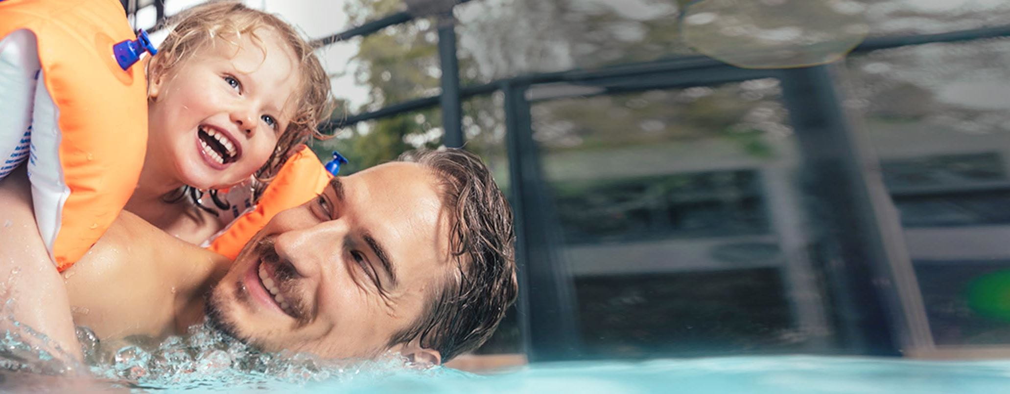 Sind Schwimmhilfen für Kinder sinnvoll?