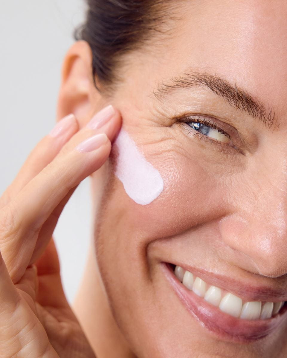 Mujer aplicando crema facial Nivea