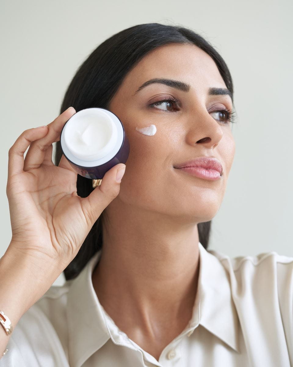 femme utilisant la crème visage Nivea Cellular Luminous630