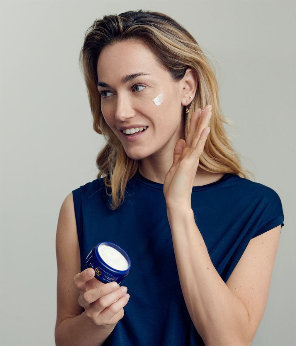 femeie care folosește crema de noapte Nivea Q10 Power