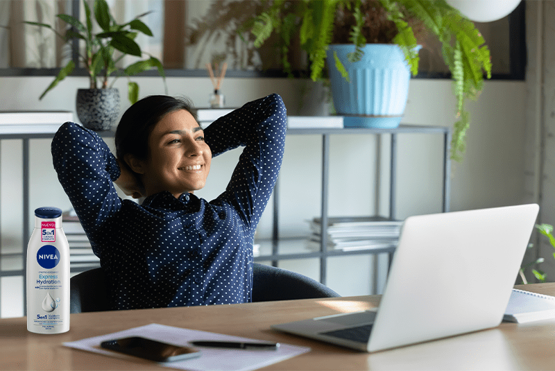 Mujer sonriente con producto nivea al lado