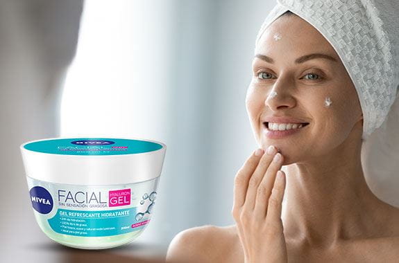 Mujer aplicando Crema Facial Hyaluron Gel