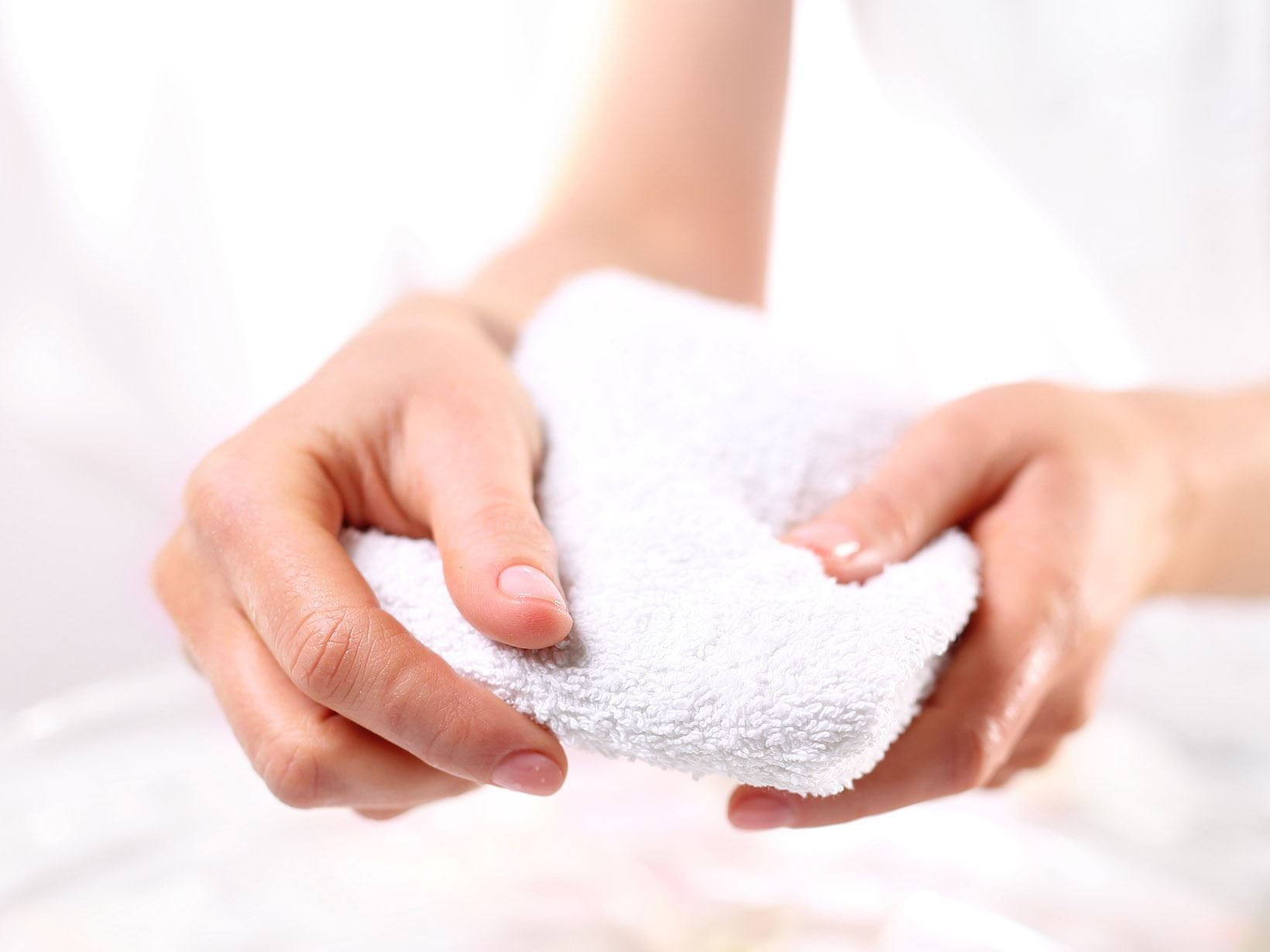 Чужим полотенцем. Вытирать руки полотенцем. Полотенце для рук. Грязные полотенца для рук. Девушка вытирает руки полотенцем.