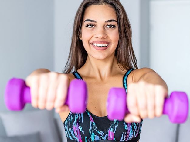 Mulher com elevação de braços com peso de 1 kg